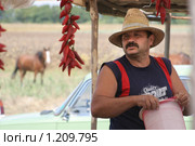 Болгария. Колоритный мужчина торгует болгарским перцем (2009 год). Редакционное фото, фотограф Gagara / Фотобанк Лори