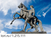 Укрощение коня. Скульптура на Аничковом мосту. Санкт-Петербург (2009 год). Редакционное фото, фотограф Александр Щепин / Фотобанк Лори