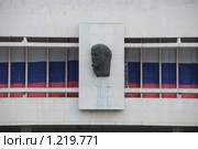 Российская Федерация. Ульяновск. Ленин. Барельеф Владимира Ленина на фасаде мемориального комплекса. (2009 год). Редакционное фото, фотограф Александр Легкий / Фотобанк Лори