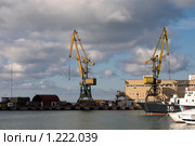 Сочи, грузовой причал, портальные краны (2009 год). Редакционное фото, фотограф Игорь Р / Фотобанк Лори