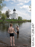Мальчики купаются у церкви Покрова на Нерли (2009 год). Редакционное фото, фотограф Ярослава Синицына / Фотобанк Лори