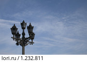 Старомодный уличный фонарь в Санкт-Петербурге. Стоковое фото, фотограф Валуйкин Сергей / Фотобанк Лори