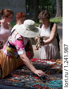 Музей-усадьба "Архангельское". Продажа сувениров в парке (2009 год). Редакционное фото, фотограф Юрий Синицын / Фотобанк Лори