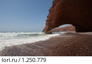 Естественная арка на пляже Легзира, Марокко (2009 год). Стоковое фото, фотограф Ярослава Синицына / Фотобанк Лори