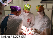 Хирурги делают полостную операцию (2009 год). Редакционное фото, фотограф Александр Легкий / Фотобанк Лори