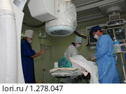 Хирурги делают операцию (2009 год). Редакционное фото, фотограф Александр Легкий / Фотобанк Лори