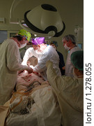 Хирурги делают полостную операцию (2009 год). Редакционное фото, фотограф Александр Легкий / Фотобанк Лори