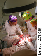 Хирурги делают полостную операцию (2009 год). Редакционное фото, фотограф Александр Легкий / Фотобанк Лори