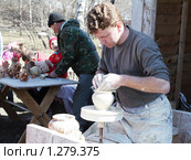 Гончар за работой (2009 год). Редакционное фото, фотограф Ирина Золина / Фотобанк Лори