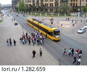 Трамвайная остановка на площади Дрездена. Германия (2008 год). Редакционное фото, фотограф Виктор Горячев / Фотобанк Лори