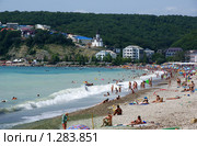 Черное море. Пляж в поселке Новомихайловском (2008 год). Редакционное фото, фотограф Андрей Емельяненко / Фотобанк Лори