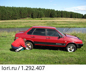 Мужчина моет машину на природе (2009 год). Редакционное фото, фотограф Дмитрий / Фотобанк Лори