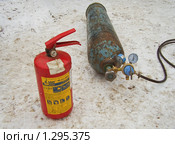 Баллон для газовой сварки и огнетушитель (2009 год). Редакционное фото, фотограф Алёшина Оксана / Фотобанк Лори