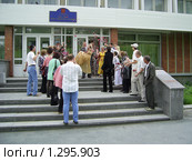 Жених выносит невесту на руках из ЗАГСа (2005 год). Редакционное фото, фотограф Дмитрий / Фотобанк Лори