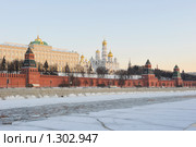 Россия. Москва. Ансамбль Московского Кремля. Утренний вид через замерзшую Москву-реку с Большего Каменного моста. Стоковое фото, фотограф Дмитрий Заморин / Фотобанк Лори