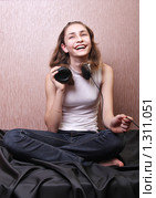 Девочка - подросток с наушниками смеется. Стоковое фото, фотограф Ирина Золина / Фотобанк Лори