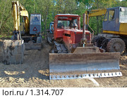 Гусеничный трактор ДТ-75 и колесные экскаваторы (2008 год). Редакционное фото, фотограф Алёшина Оксана / Фотобанк Лори