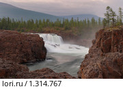 Россия. Сибирь. Плато Путорана. Водопад на реке Дулисмар в  красноватых базальтовых берегах, на фоне зеленого лиственничного леса при приглушенном закатном освещении (2008 год). Редакционное фото, фотограф Дмитрий Заморин / Фотобанк Лори