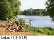 Городской пляж, Щукино, Москва (2009 год). Редакционное фото, фотограф Наталия Шевченко / Фотобанк Лори