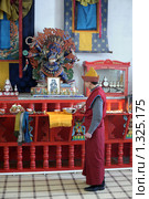 Буддийский монах в интерьере иволгинского дацана. Бурятия (2009 год). Редакционное фото, фотограф Александр Подшивалов / Фотобанк Лори