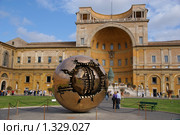 Скульптура Планета. Площадь Шишки в Ватикане (2008 год). Редакционное фото, фотограф Андрей Емельяненко / Фотобанк Лори