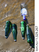 Бутылки с пивом и водкой охлаждаются в воде на берегу моря. Стоковое фото, фотограф Анна Зеленская / Фотобанк Лори