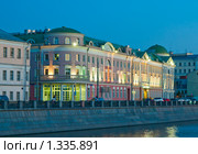 Дом 14 по Кадашевской набережной вечером, Москва (2009 год). Стоковое фото, фотограф Давид Мзареулян / Фотобанк Лори