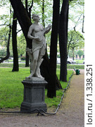 Скульптура терпсихоры в летнем саду (2009 год). Редакционное фото, фотограф Владислав Иванцов / Фотобанк Лори