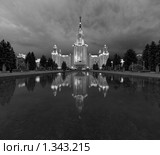 Главное здание МГУ вечером (2009 год). Стоковое фото, фотограф Павел Широков / Фотобанк Лори