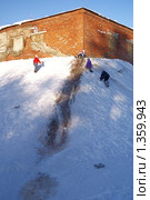 Дети катаются с ледяной горки (2010 год). Редакционное фото, фотограф Михаил Яковлев (ktynzq) / Фотобанк Лори