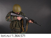 Мужчина в военной форме с автоматом. Стоковое фото, фотограф Роман Рожков / Фотобанк Лори