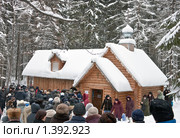 Очередь за водой на источнике Никола-ключ в Нижегородской области. Празднование Крещения Христова. (2010 год). Редакционное фото, фотограф Александр Романов / Фотобанк Лори