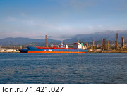 Танкеры и нефтеперерабатывающий завод. Милаццо, Италия (2009 год). Стоковое фото, фотограф vale_t / Фотобанк Лори