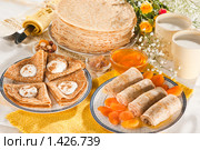 Блины со сметаной и курагой. Стоковое фото, фотограф Давид Мзареулян / Фотобанк Лори