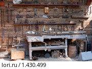 Старый столярный верстак с инструментом (2009 год). Редакционное фото, фотограф Михаил Котов / Фотобанк Лори