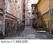 Старый грязный двор (2009 год). Стоковое фото, фотограф Александр Кузовлев / Фотобанк Лори