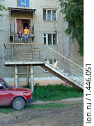 Заводоуковск. Вход в дом на третьем этаже (2009 год). Редакционное фото, фотограф Александр Тараканов / Фотобанк Лори