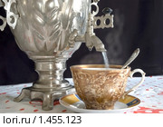 Приготовление чая с самоваром. Стоковое фото, фотограф Vladimirs Koskins / Фотобанк Лори