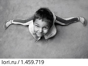 Маленький мальчик занимается гимнастикой. Стоковое фото, фотограф hunta / Фотобанк Лори