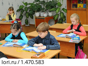 Дети внимательно читают учебники (2009 год). Редакционное фото, фотограф Вячеслав Палес / Фотобанк Лори