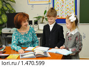 Дети у стола учителя (2009 год). Редакционное фото, фотограф Вячеслав Палес / Фотобанк Лори