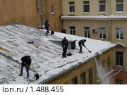 Рабочие сбрасывают снег и сосульки с крыши (2010 год). Редакционное фото, фотограф Мишурова Виктория / Фотобанк Лори
