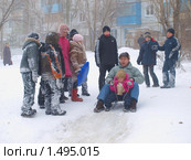 Мужчина катается на санках с ребенком на ледяной горке (2010 год). Редакционное фото, фотограф Михаил Кузнецов / Фотобанк Лори