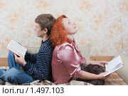 Мама с сыном читают книги. Стоковое фото, фотограф Дарья Трофимова / Фотобанк Лори
