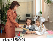 Учитель дает девочкам листок (2007 год). Редакционное фото, фотограф Вячеслав Палес / Фотобанк Лори