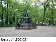 Уличный музыкант у памятника Крылову в Летнем саду (2009 год). Редакционное фото, фотограф Владислав Иванцов / Фотобанк Лори