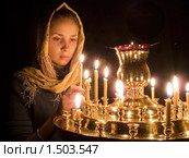 Девушка ставит свечку в православном храме. Стоковое фото, фотограф Андрей Ярославцев / Фотобанк Лори