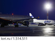 Ночной перрон. Самолет A-321 авиакомпании "Аэрофлот" Boeing-737 авиакомпании "ЮТ-Эйр".  Аэропорт Толмачево, Новосибирск. (2010 год). Редакционное фото, фотограф Игорь Жоров / Фотобанк Лори
