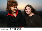 Две женщины на  закате. Стоковое фото, фотограф Константин Сутягин / Фотобанк Лори