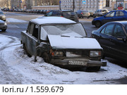 Москва. Брошенная подбитая машина (2010 год). Редакционное фото, фотограф Ярослав Каминский / Фотобанк Лори
